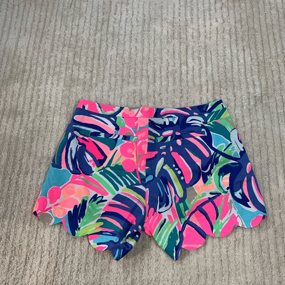 Lilly Pulitzer Magnolia 5”‎ Shorts in the Multi Exotic Garden print. EUC! Size 4 - Picture 5 of 13